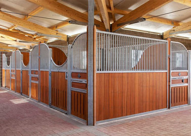 引き戸が付いている古典的な馬装置の馬の停止のフロント・パネル