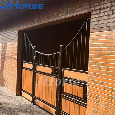 馬の安定した停止の正面玄関に塗る防水注文の馬の馬小屋