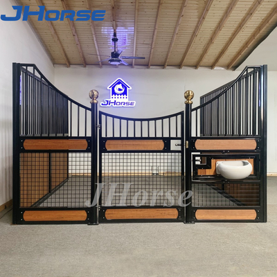 低い網の木の農場の馬小屋の馬小屋の前部箱の携帯用