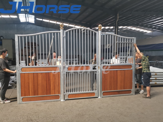 電流を通される14ft Premadeの馬の馬小屋のヨーロッパ式の贅沢なステンレス製