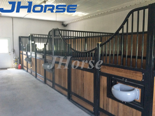 乗馬の建物のヨーロッパの馬は馬の馬小屋の収縮を停止します