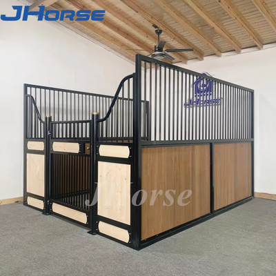 現代のショウ 競馬馬 スタッド 飼料と松の木の馬箱を持つ農場のためのスタッドの建設
