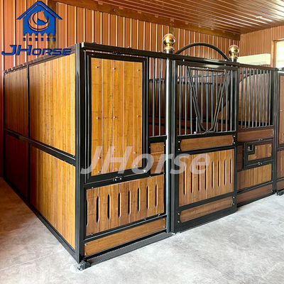 粉末で覆われたヨーロッパ馬の小屋 農場用のスイングドア