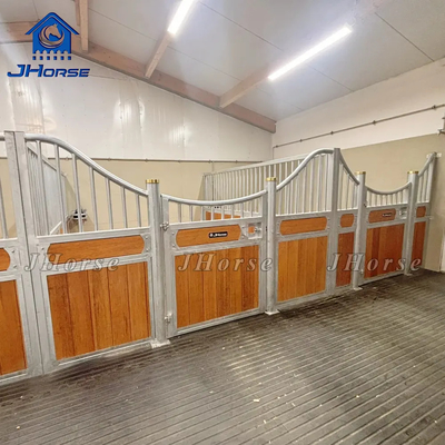 カスタマイズされたサイズの乗馬用納屋 高級内部竹馬房 馬小屋ボード ローリングフィーダー付き
